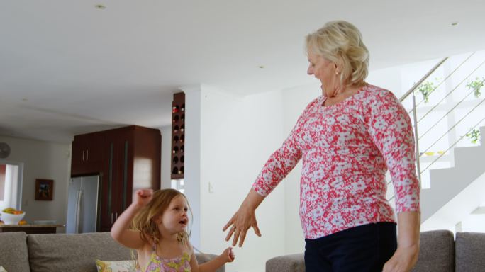 奶奶和孙女在客厅跳舞