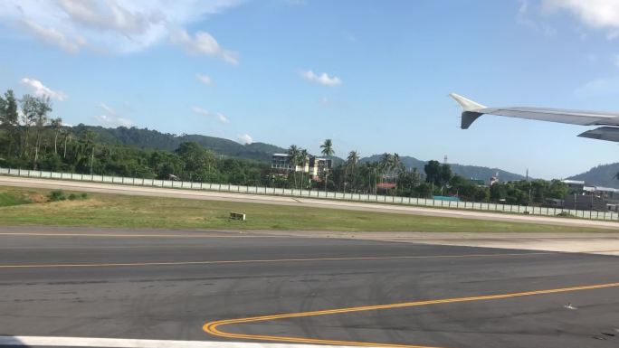 普吉岛机场飞机起飞