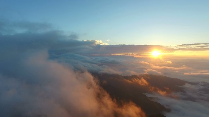 云雾，太阳，天空壮丽云海山峰云层日出朝阳