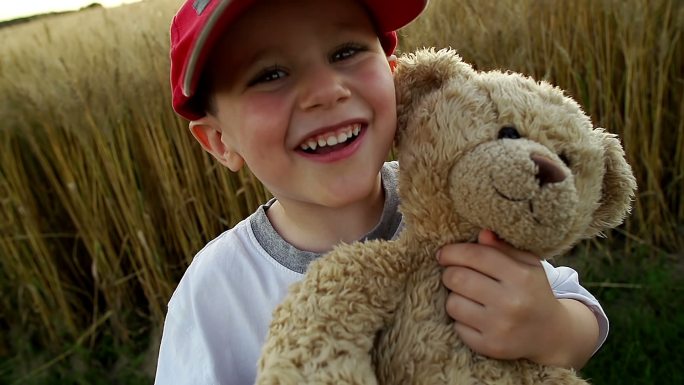 小男孩和他的泰迪熊玩具