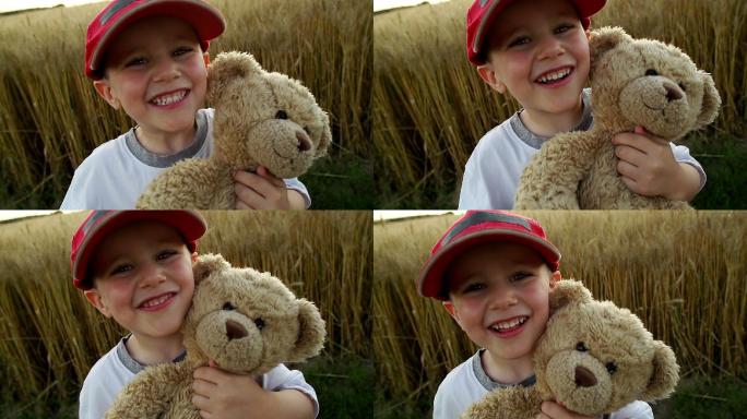 小男孩和他的泰迪熊玩具