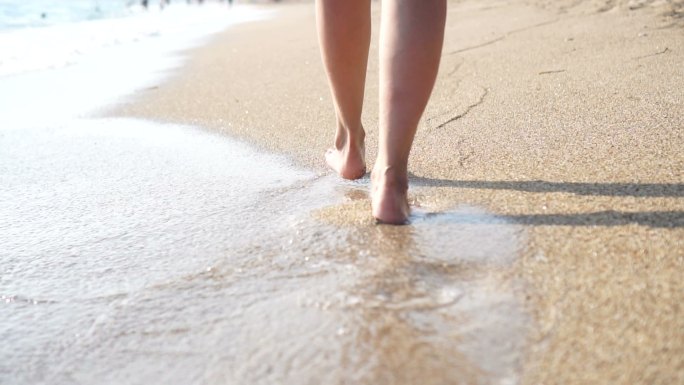 沙滩上的脚印自然性感放松