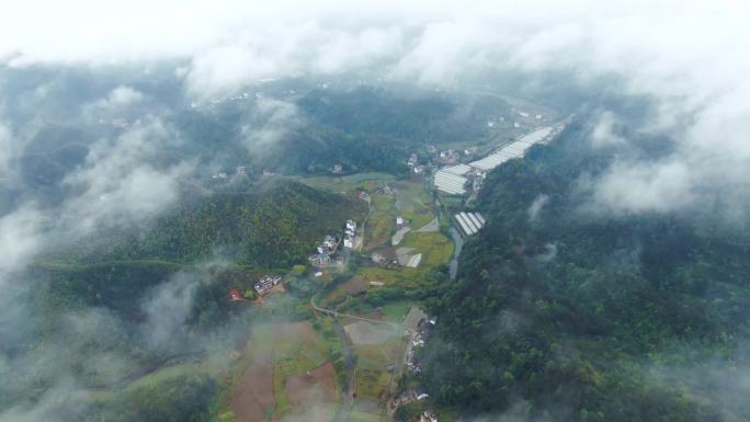 航拍雨后村庄