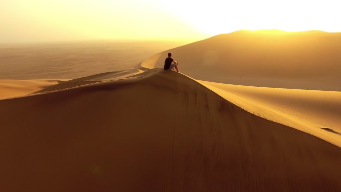 一名孤独的男子在纳米比亚沙漠的沙丘。