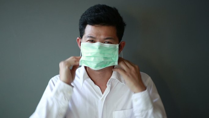 特写病人戴上口罩摘下口罩。