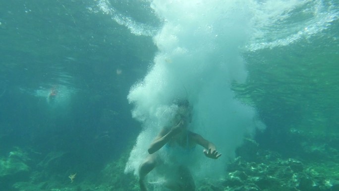 跳水的少女升格慢镜头潜水海边