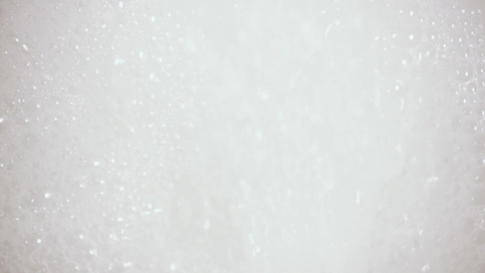 白色泡沫在浴缸水龙头下的水