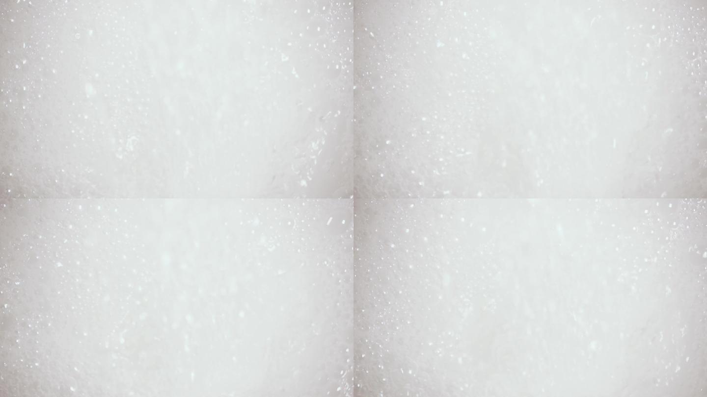白色泡沫在浴缸水龙头下的水