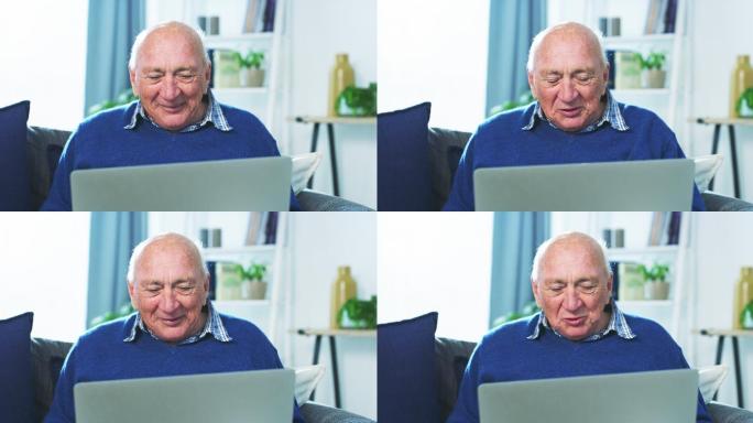 老人正在使用笔记本电脑视频通话