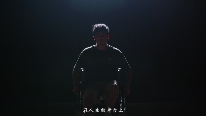 4k残疾人从轮椅上站起来