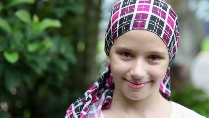 年轻女孩微笑，癌症幸存者