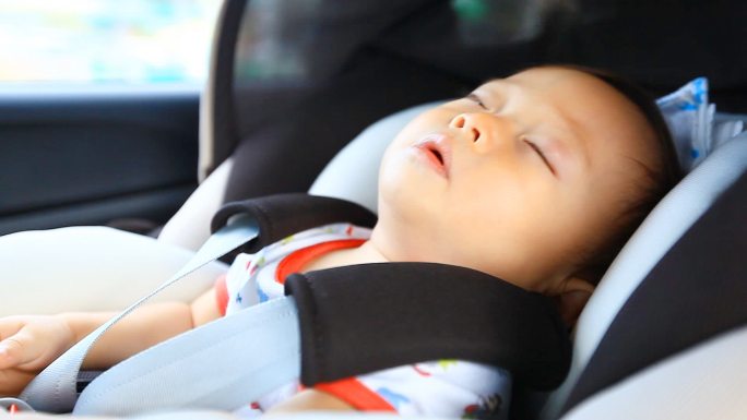 婴儿睡在安全座椅上