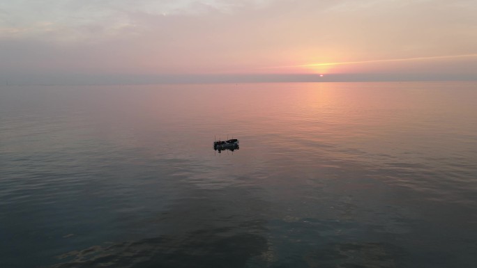 4k无人机航拍夕阳下海面跟小船