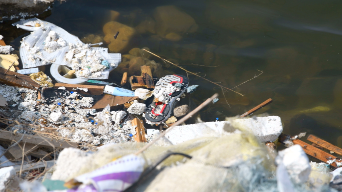 河岸垃圾、水污染、河水污染、塑料垃圾