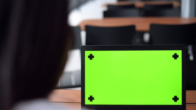 教室里看电脑绿屏抠像跟踪显示器