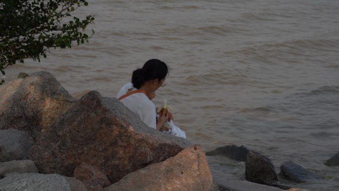 海边母子夜晚吃东西