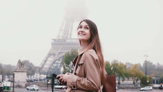 独自在法国巴黎旅行的女孩