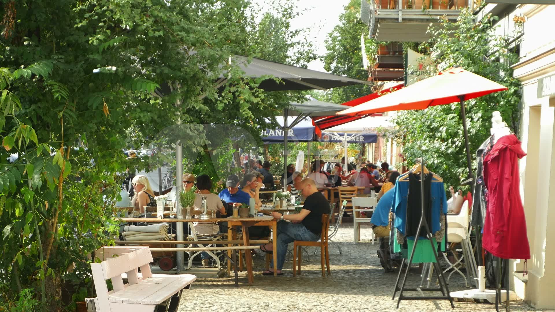 在大街上的户外咖啡馆