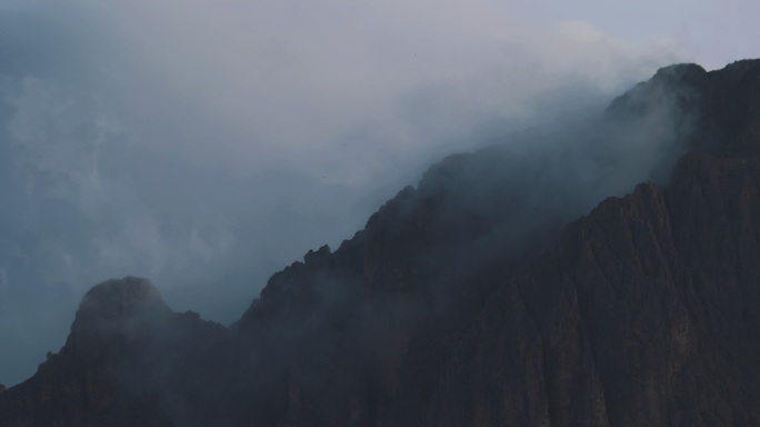 云雾缭绕的山峰