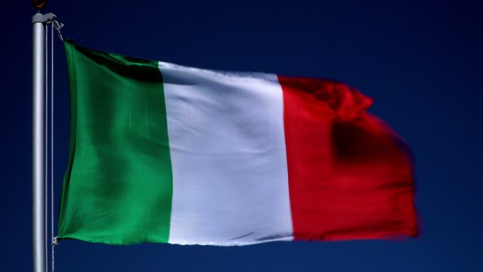户外蓝天前旗杆上的意大利国旗