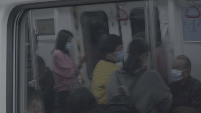 疫情戴口罩地铁出行玩手机