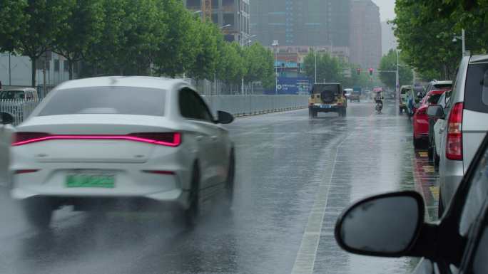 6K雨中飞驰而去的车流