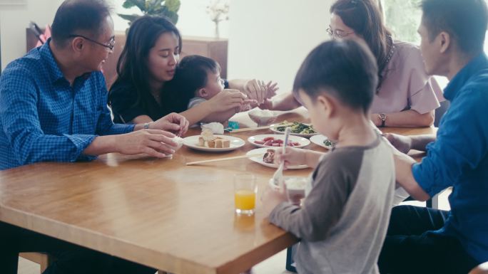 在吃饭的一家人婴儿亲子互动陪伴家庭温馨聚