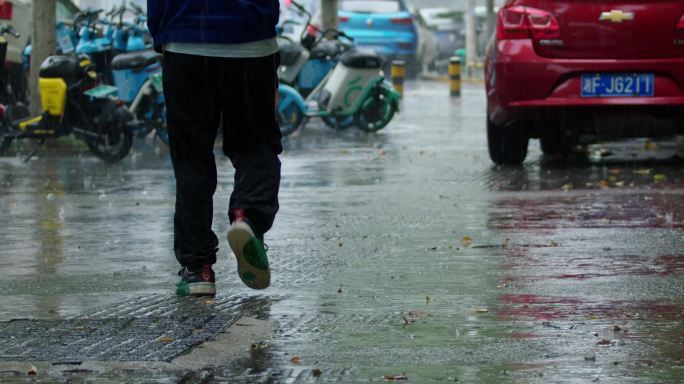 2.8K大雨中走在路上的脚步【0.2X】