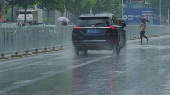 6K雨中飞驰而去的车流【0.5x】