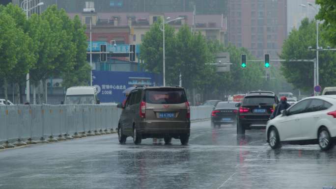 6K雨中违章横穿马路的民工02