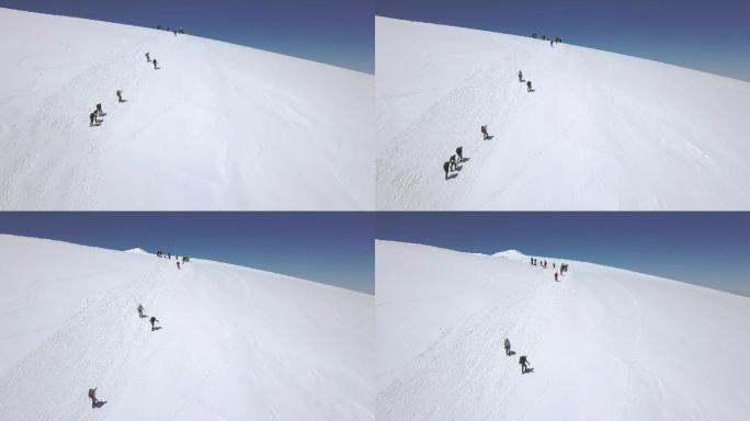 旅游团走在雪山小径上