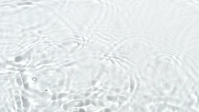 白色表面水滴慢动作水波掉落