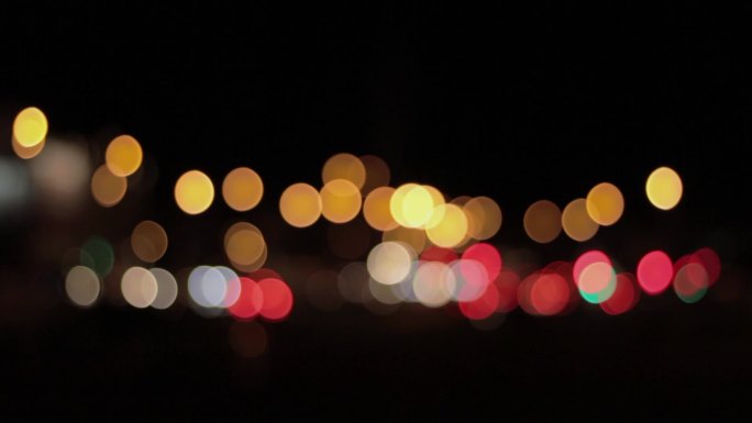 城市交通中行驶汽车的离焦前照灯。