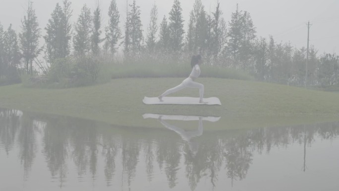 湖边练瑜伽