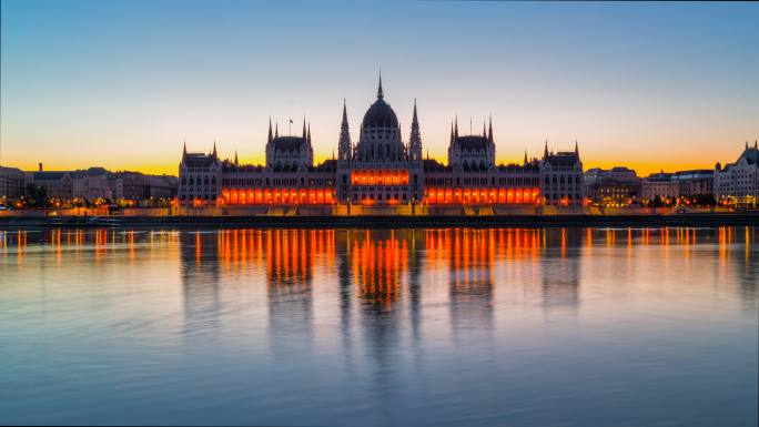 匈牙利议会和多瑙河日出场景