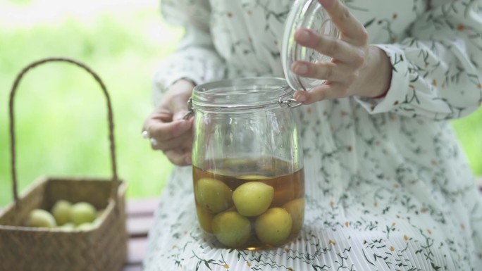 清纯女孩酿制青梅酒