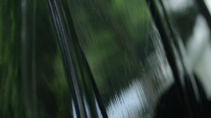 2.8K汽车窗玻璃雨水流淌【0.2X】