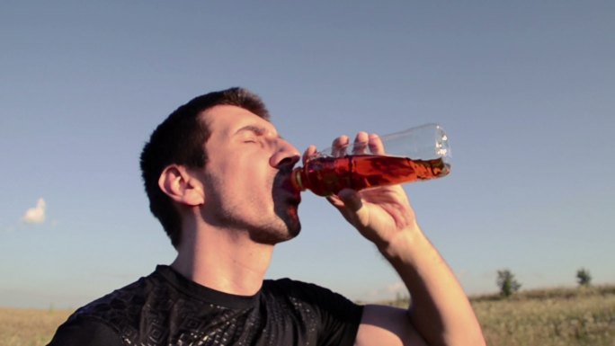 在喝饮料的男人男子口渴大口喝水喝饮料户外