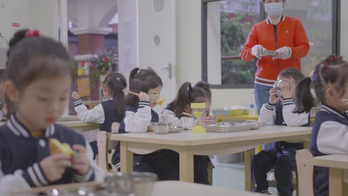 幼儿园吃饭，孩子吃饭，午餐，幼儿食谱