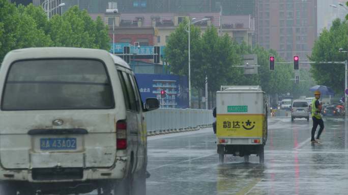 6K雨中违章横穿马路的民工01