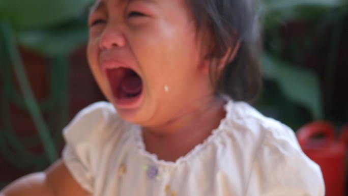 宝宝哭的特写镜头女童儿童流泪哭喊痛哭小孩