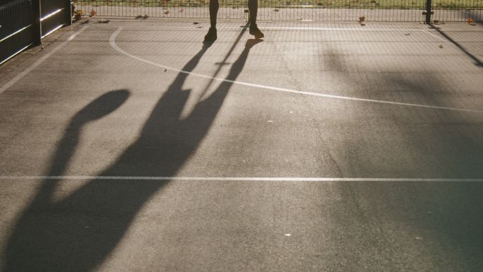 在打篮球的人少年打球球馆