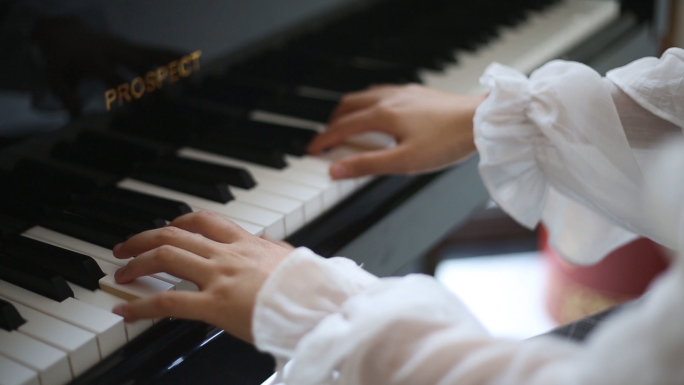 弹钢琴女孩钢琴手课余生活钢琴特