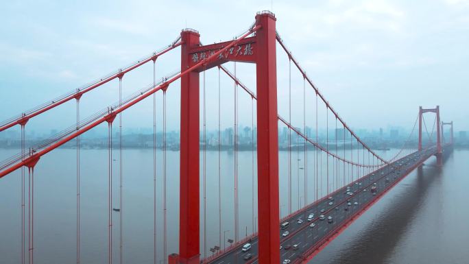 橙蓝灰色调武汉鹦鹉洲大桥4K航拍