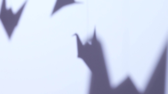 墙上千纸鹤的影子