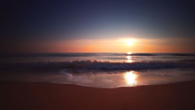 日出，日落的海滩，海浪冲沙