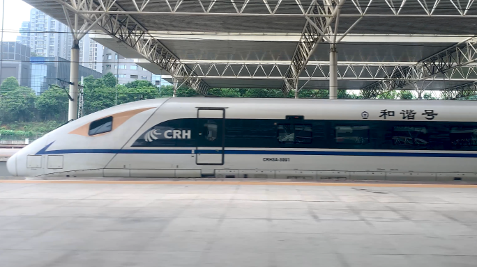 中国铁路高铁动车出站高铁车厢