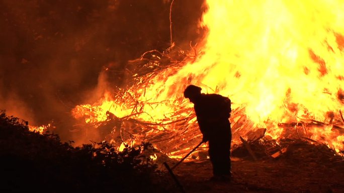 消防队员在工作森林大火消防员灭火活在