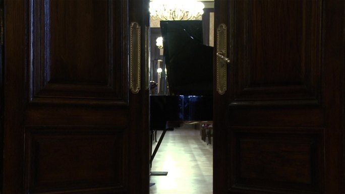 古典钢琴，打开房门