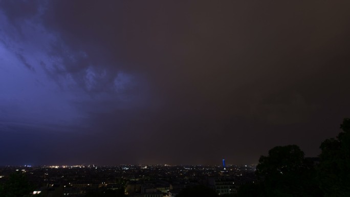巴黎上空的闪电风暴